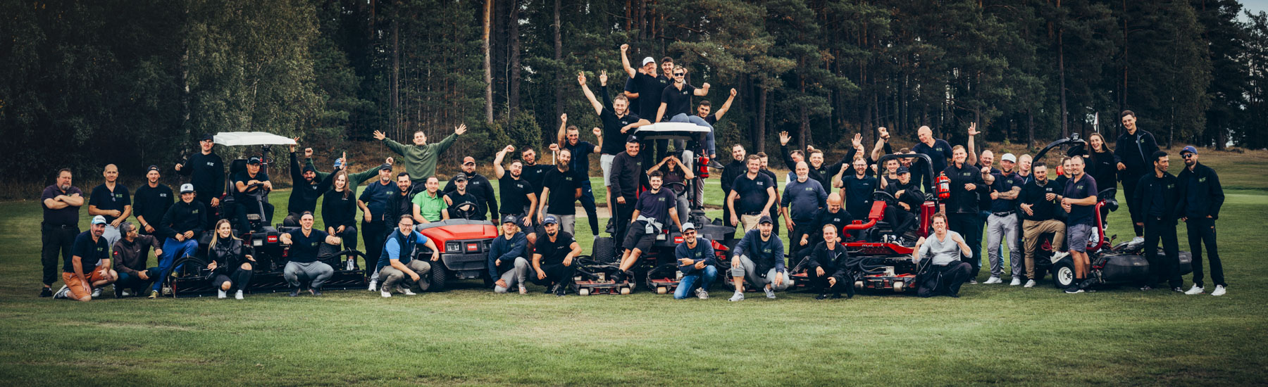 Vi är över 100 personer som jobbar på Top tee Greenkeeping på sommaren.